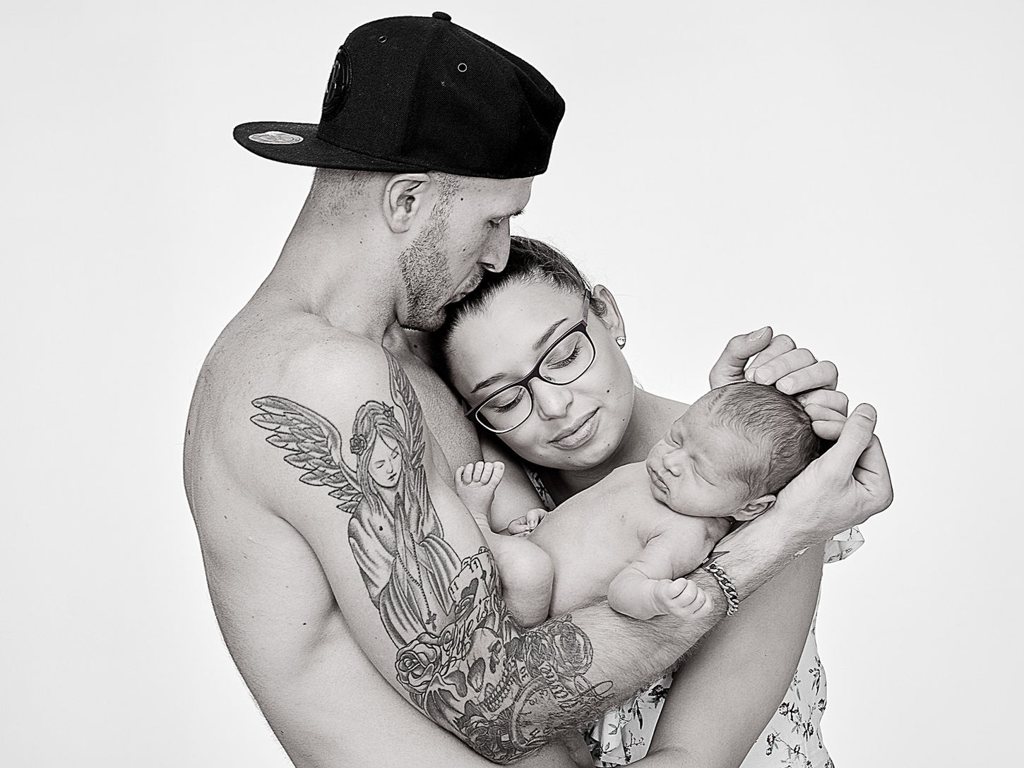 Schlafendes Neugeborenes bei einem Fotoshooting.