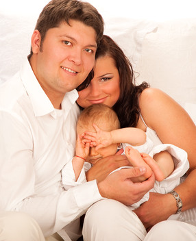 Lächelndes Baby beim Fotoshooting im Studio in Münster.
