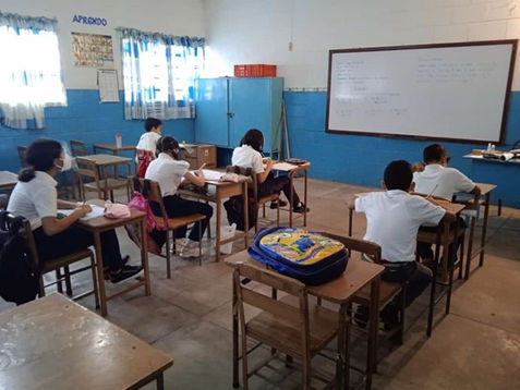 Las familias venezolanas buscan alternativas educativas más económicas para sus hijos