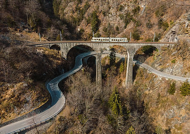 Centovalli Bahn auf Brücke