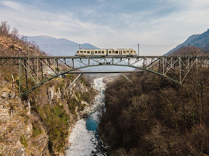 Centovalli Bahn auf Brücke