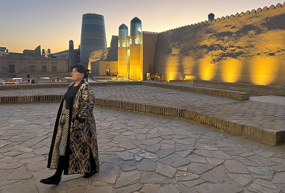 Chiwa Stadtmauer bei Nacht.jpeg