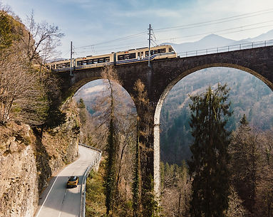 Centovalli Bahn auf Brücke