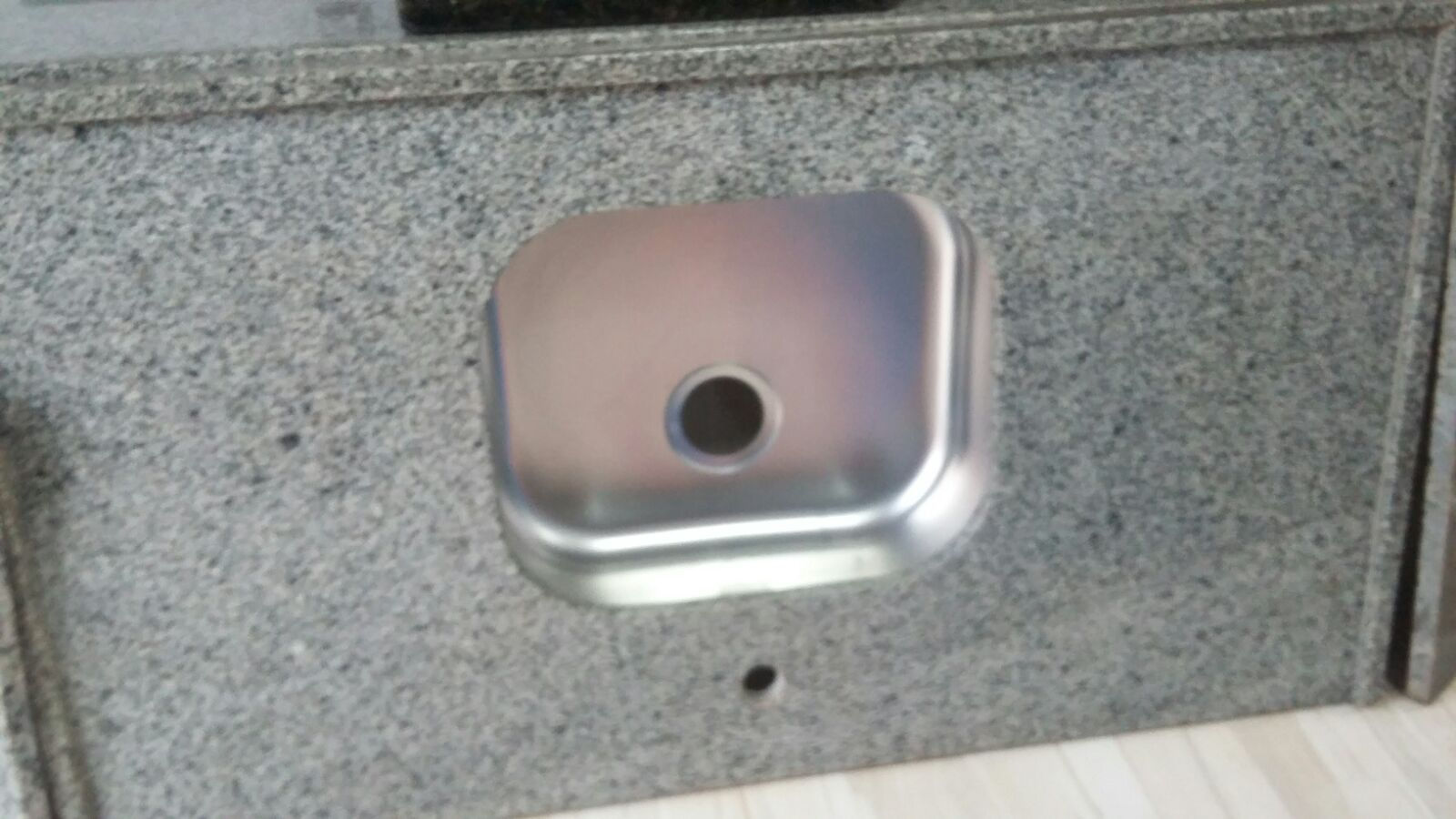 PIA EM GRANITO COM CUBA INOX QUADRADA