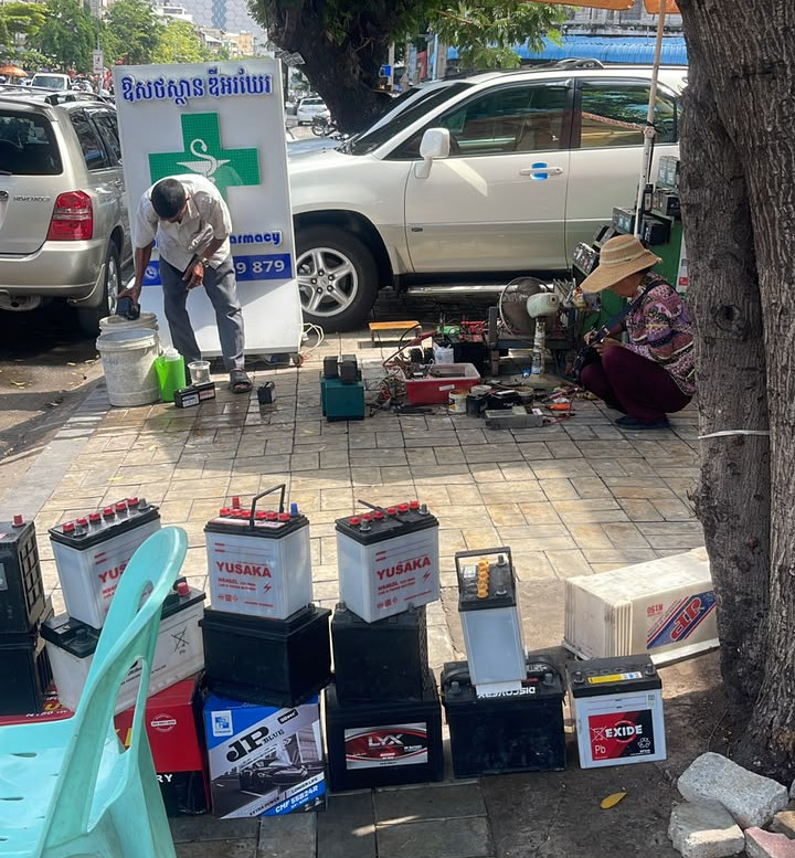 A refurbisher manually dismantles a ULAB in Phnom Penh