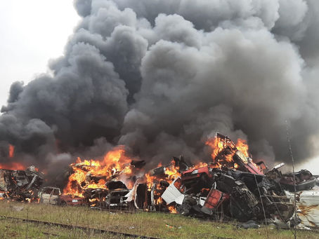 Incendiu, cu degajare mare de fum, într-un centru de colectare a fierului vechi din Simeria