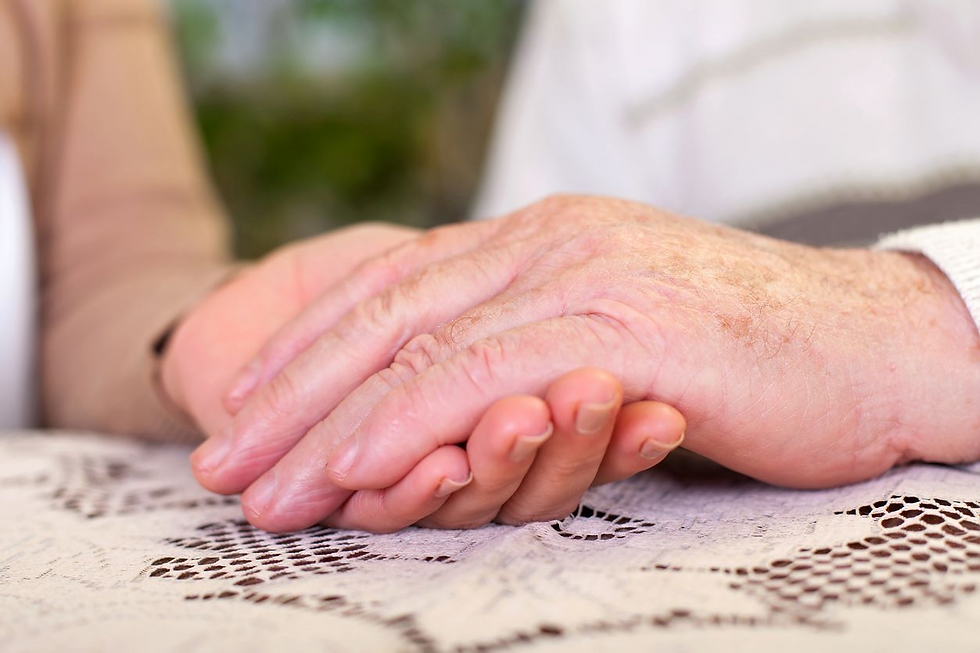 face aux larmes d'une personne âgée comment trouver un comportement ajusté?