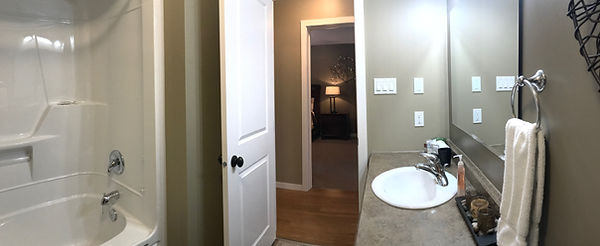 Clear Lake Manitoba Cabin Rentals - Cabin 6 Master Bathroom 1