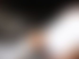 Pessoa preenchendo checklist em prancheta, representando avaliação de riscos e requisitos no sistema automotivo.