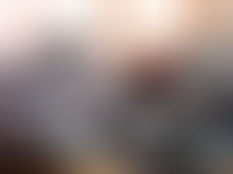 Pilhas de documentos em papel presas por clipes sobre uma mesa, representando excesso de burocracia e controle documental.