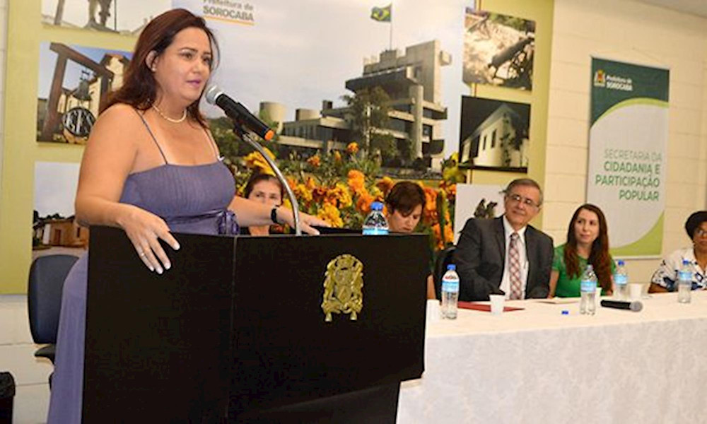 Emanuela Barros, nova presidente do Conselho Municipal dos Direitos da Mulher, discursa durante a posse nesta quinta-feira, dia 1. Foto: Caroline Gaspari