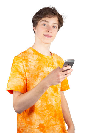 Fotografía corporativa de un joven mirando su teléfono móvil con una camiseta naranja.