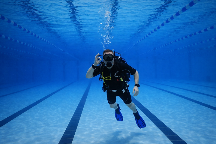 Sukeltaja kertaamassa sukellustaitoja PADI ReActivate -kertauskurssilla – scuba refresher course