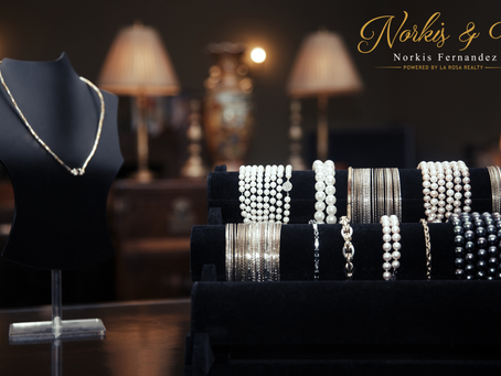 The Art of Accessorizing: Elevating an Outfit with the Right Jewelry, Shoes, and Bags