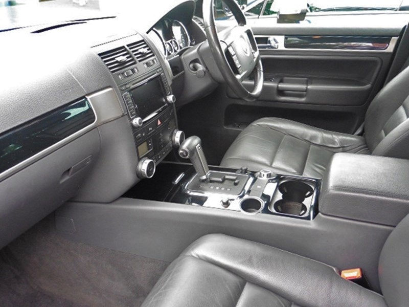 Thumbnail: VOLKSWAGEN Touareg (2010)