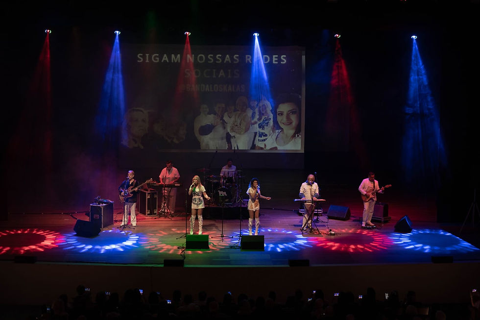 Los Kalas desembarcam em Itajaí com espetáculo tributo a ABBA e Elvis Presley
