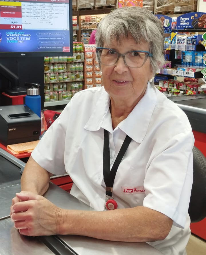 Marisa de Fatima Schon, 69 anos, é operadora de caixa no Fort Atacadista em Joinville