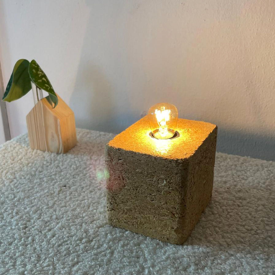 Thumbnail: Pallet blok lamp met strijkijzer snoer