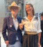 Ger Voorn, oprichter van de Cultuurprijs, met Amber Veel tijdens de borrel na de prijsuitreiking Victoriefonds Cultuurprijs Visuele Kunsten in Stedelijk Museum Alkmaar op 8 september dit jaar.