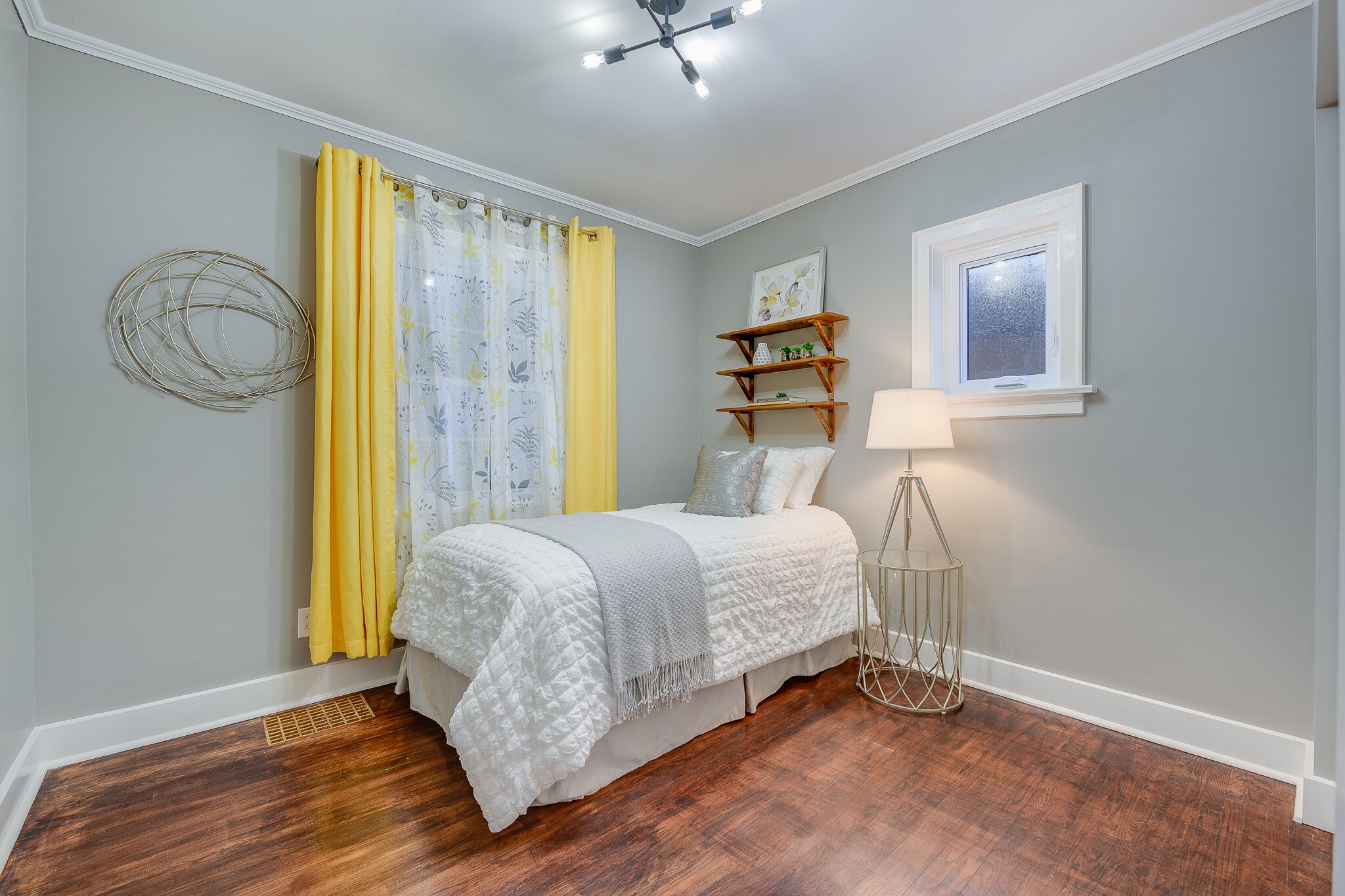 Vacant Staging | Home Light Fixture Design