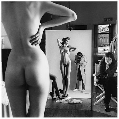 Autoretrato de Helmut Newton Con June de fondo.