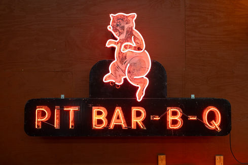 Pit BBQ Vintage Neon Sign