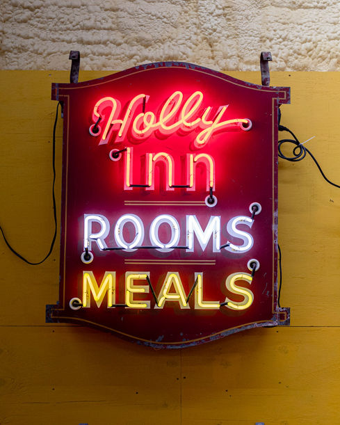HOLLY INN SIGN