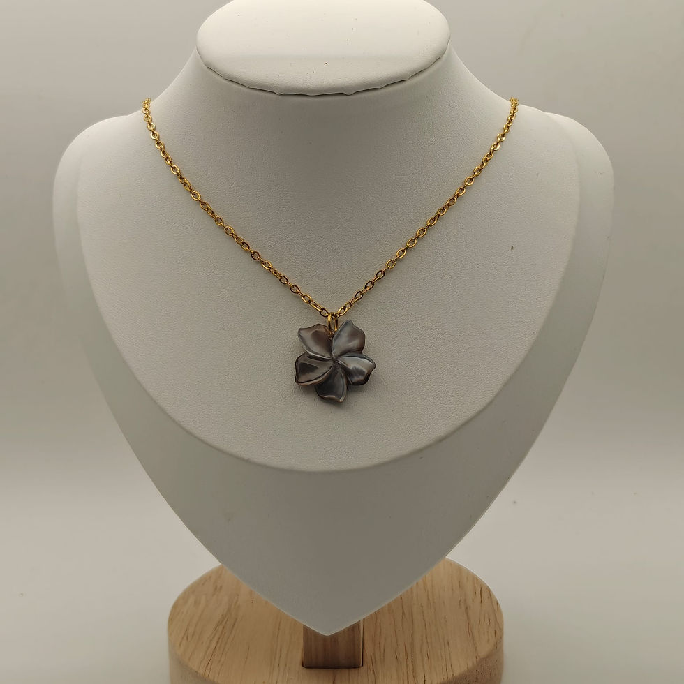 Miniature : Pendentif fleur de frangipanier en nacre de Tahiti violine sur chaîne dorée – Collection Manava – Dawa Création- Vue portée