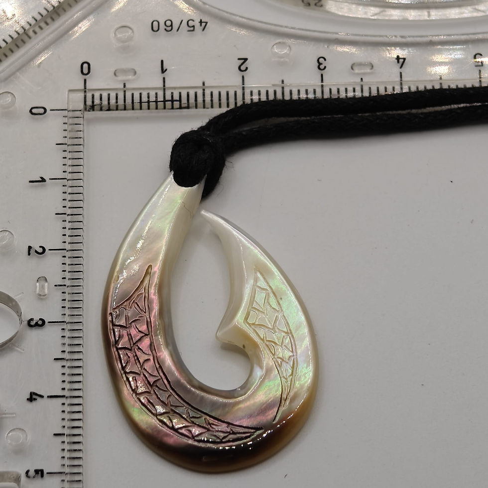 Miniature : Collier hameçon homme en nacre claire de Tahiti gravée Dawa Création.  Vue des mesures