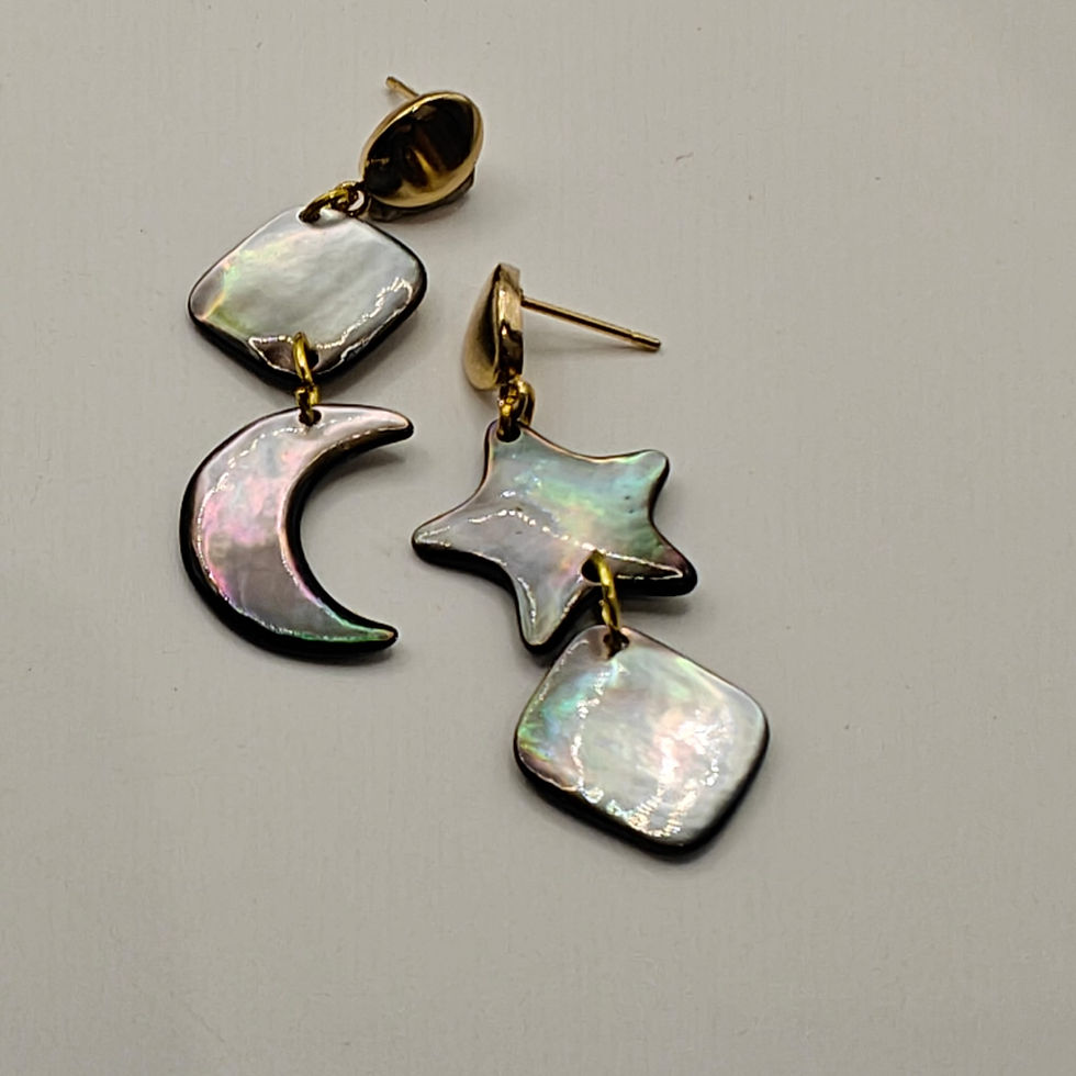 Boucles d’oreilles lune étoile nacre Tahiti collection Âme Végétale de Dawa Création. Vue d'ensemble