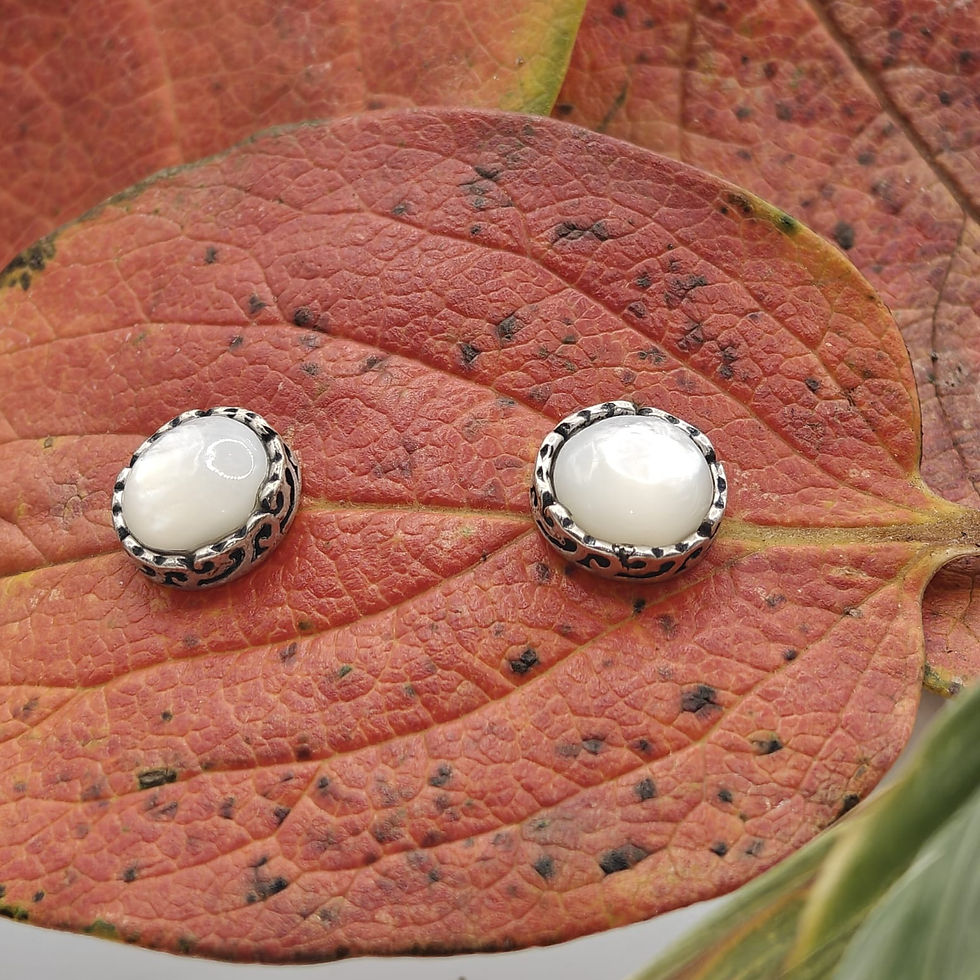 Boucles rondes nacre blanche argent vieilli collection Âme Végétal de Dawa Création. Vue d'ensemble