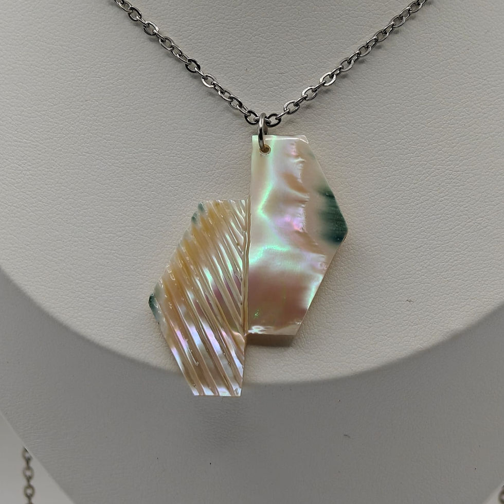 Miniature : Pendentif homme AXE hexagone en nacre de Burgo vert sculptée à la main – Dawa Création - Vue porté Zoom