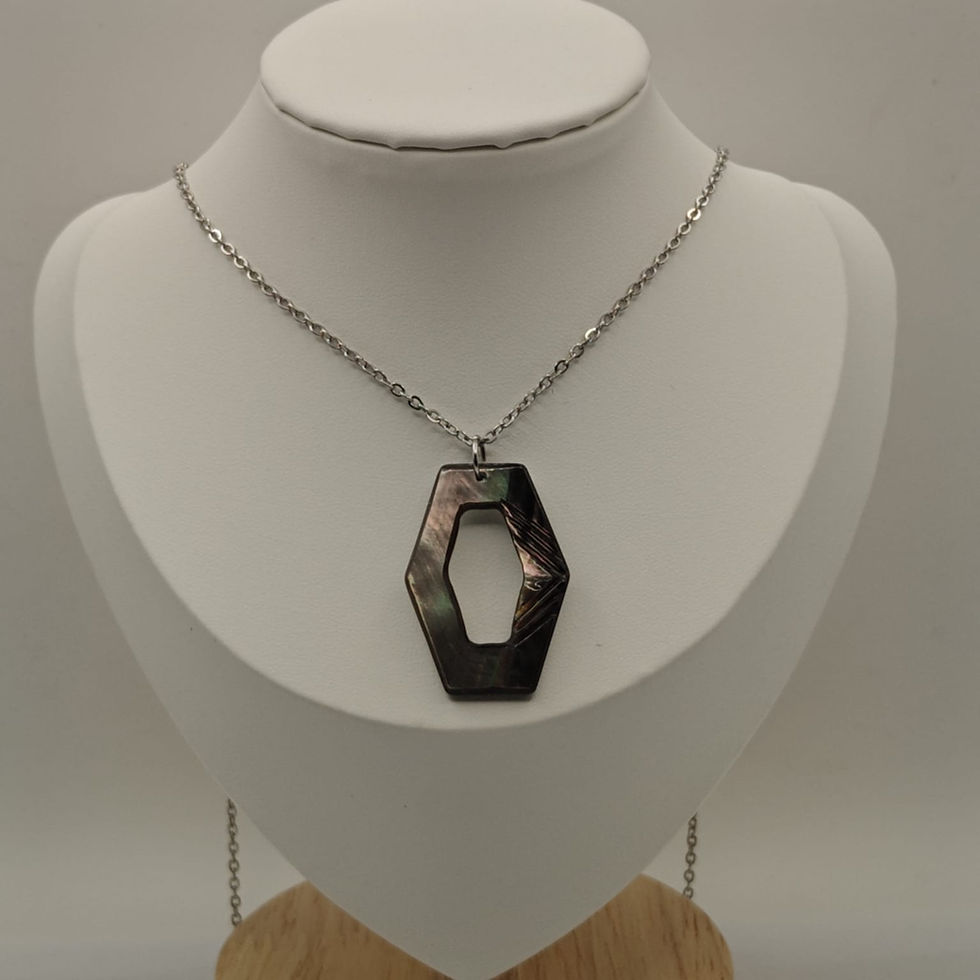 Miniature : Pendentif homme AXE en nacre de Tahiti foncée sculptée main – Dawa Création - Vue porté d'ensemble