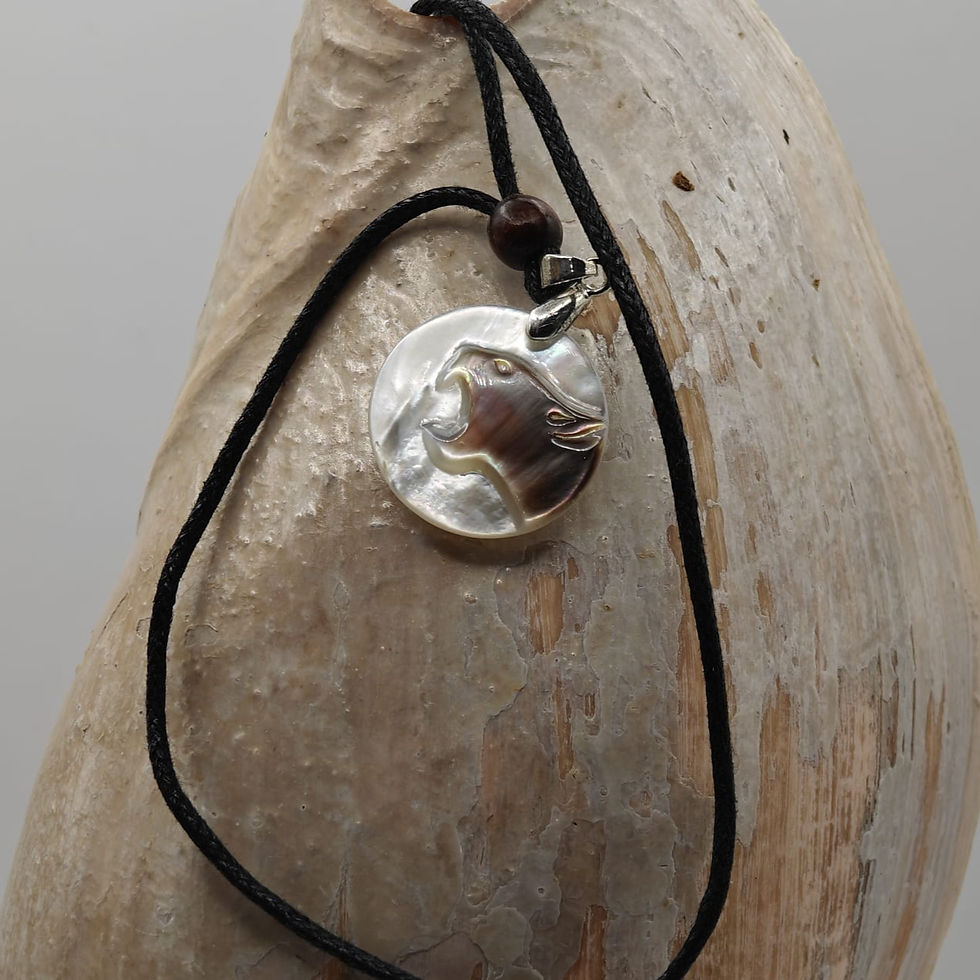 Pendentif tête de tigre sculpté en relief dans de la nacre de Tahiti sur cordon noir, Dawa Création. Vue de face