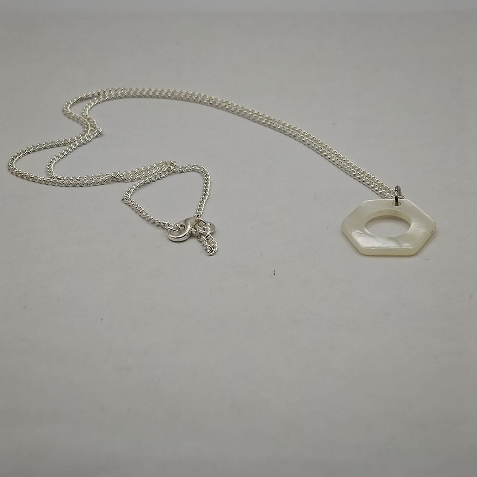 Miniature : Pendentif homme AXE en nacre de Tahiti blanche sculptée à la main – Dawa Création - Vue d'ensemble