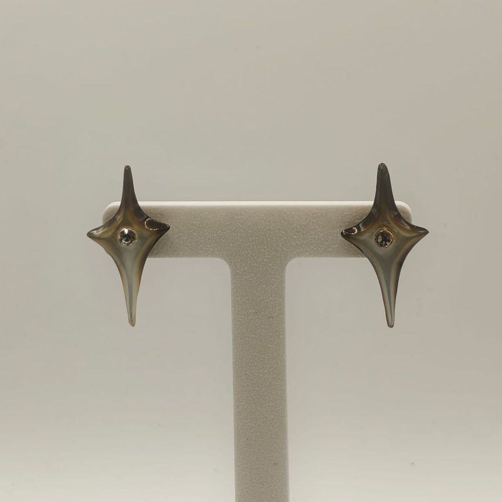 Miniature : Boucles d’oreilles puces étoile en nacre de Tahiti sculptée – Dawa Création - Vue de face