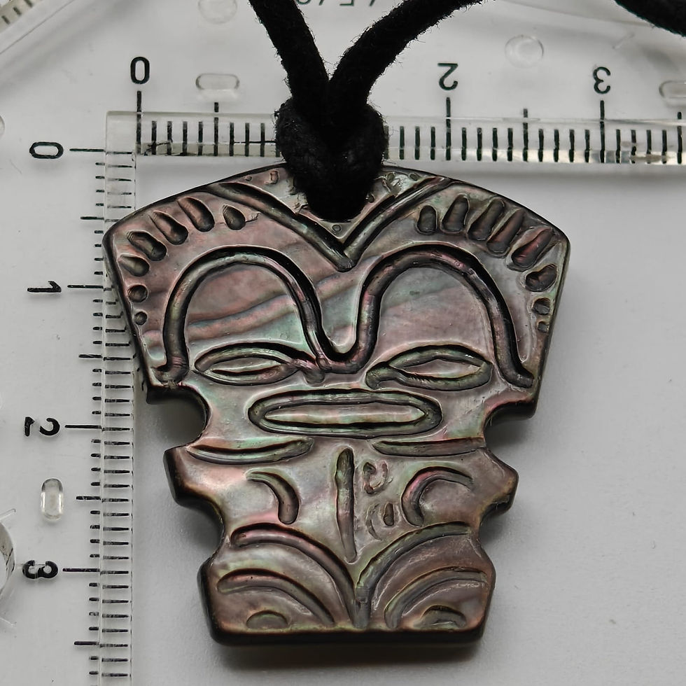 Miniature : Collier Tiki tahitien en nacre de Tahiti foncée, bijou artisanal homme Dawa Création. Vue des mesures