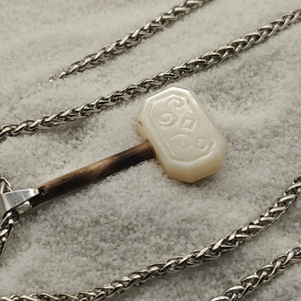 Miniature : Pendentif Marteau de Thor en nacre de Tahiti avec manche en bois monté sur chaîne viking en acier inoxydable. Vue Zoom