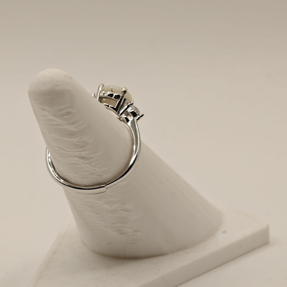 Miniature : Bague en argent rhodié avec cabochon en nacre de Tahiti blanche. Vue arrière