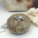 Pendentif tortue en argent rhodié avec cabochon en nacre de Tahiti blanche travaillé côté intérieur – Vue de dessus