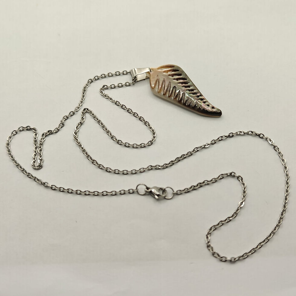 Miniature : Pendentif feuille de fougère en nacre de Tahiti pour homme. Vue d'ensemble