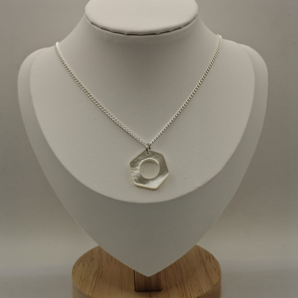 Miniature : Pendentif homme AXE en nacre de Tahiti blanche sculptée à la main – Dawa Création - Vue porté