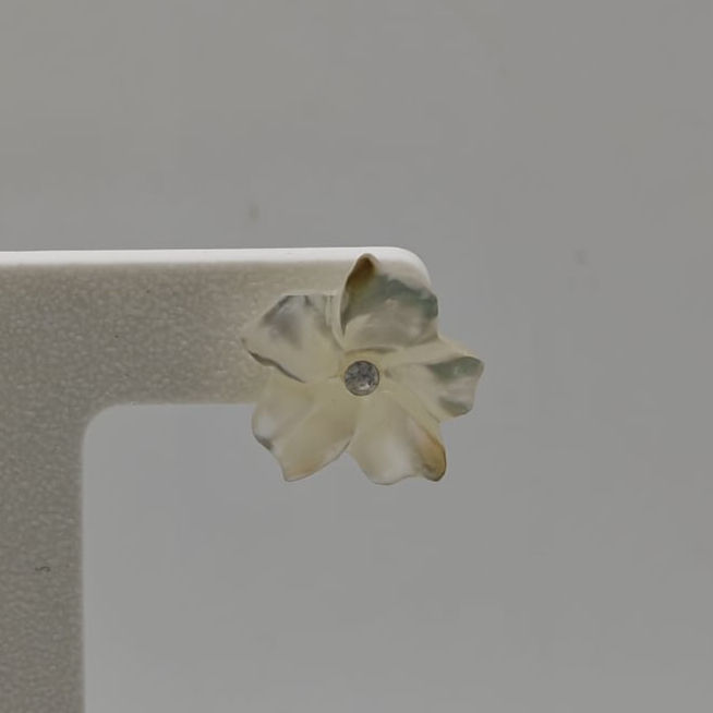 Miniature : Boucles d’oreilles fleur frangipanier en nacre de Tahiti sculptée à la main - Collection Manava - Vue Zoom d'une pièce