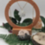 Pendentif fleur de cerisier en nacre de Tahiti blanche sur chaîne dorée – Collection Ma – Dawa Création- Vue de face