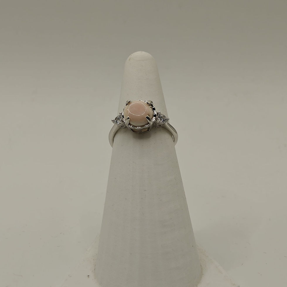 Bague en argent rhodié avec cabochon en nacre rose des Antilles. Vue de face