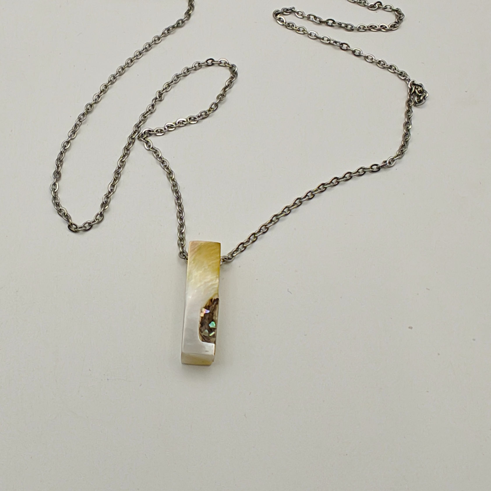Collier rectangulaire en nacre de Tahiti – Incrustations de paillettes