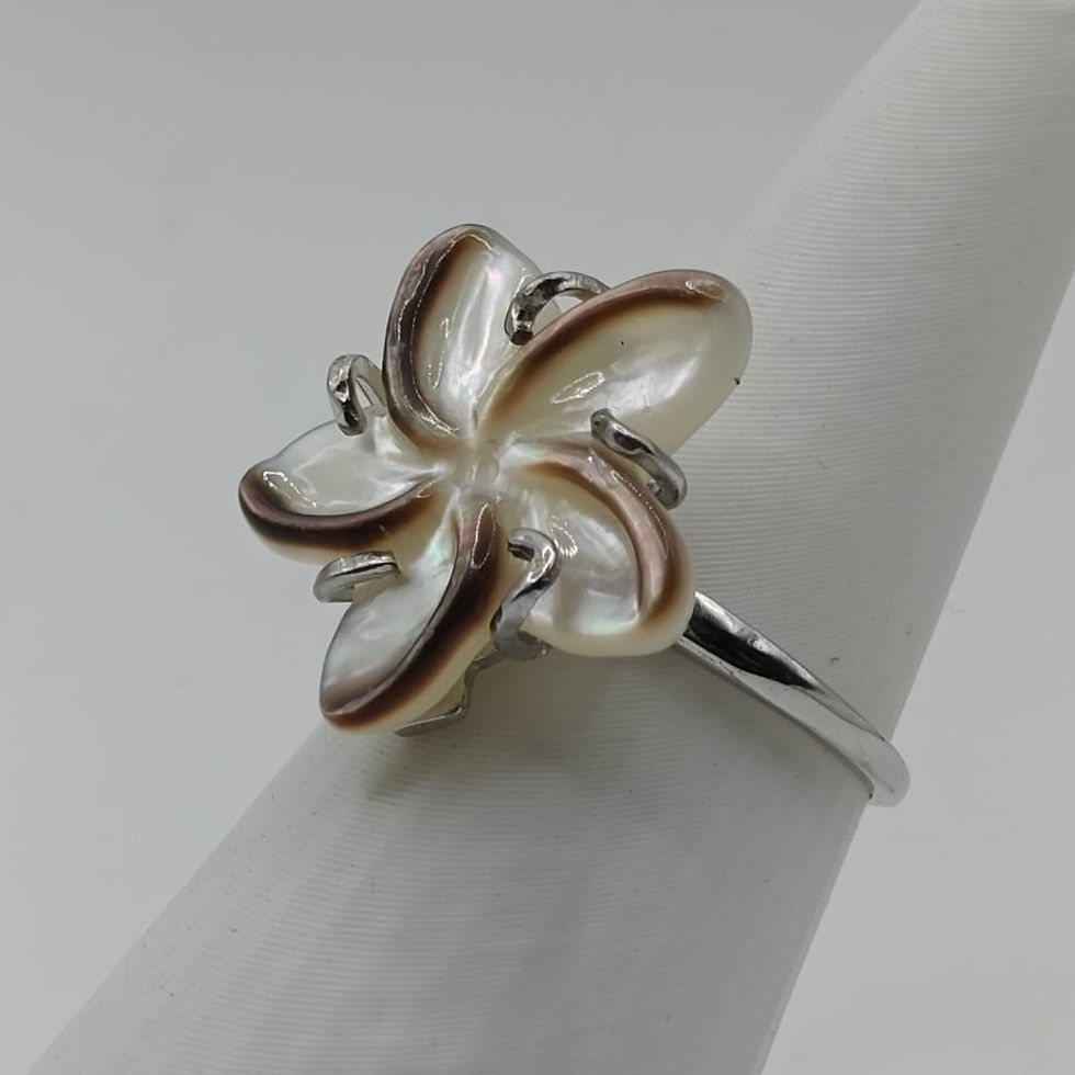 Miniature : Bague réglable en argent rhodié avec fleur de frangipanier sculptée en nacre de Tahiti collection Manava. Vue Zoom