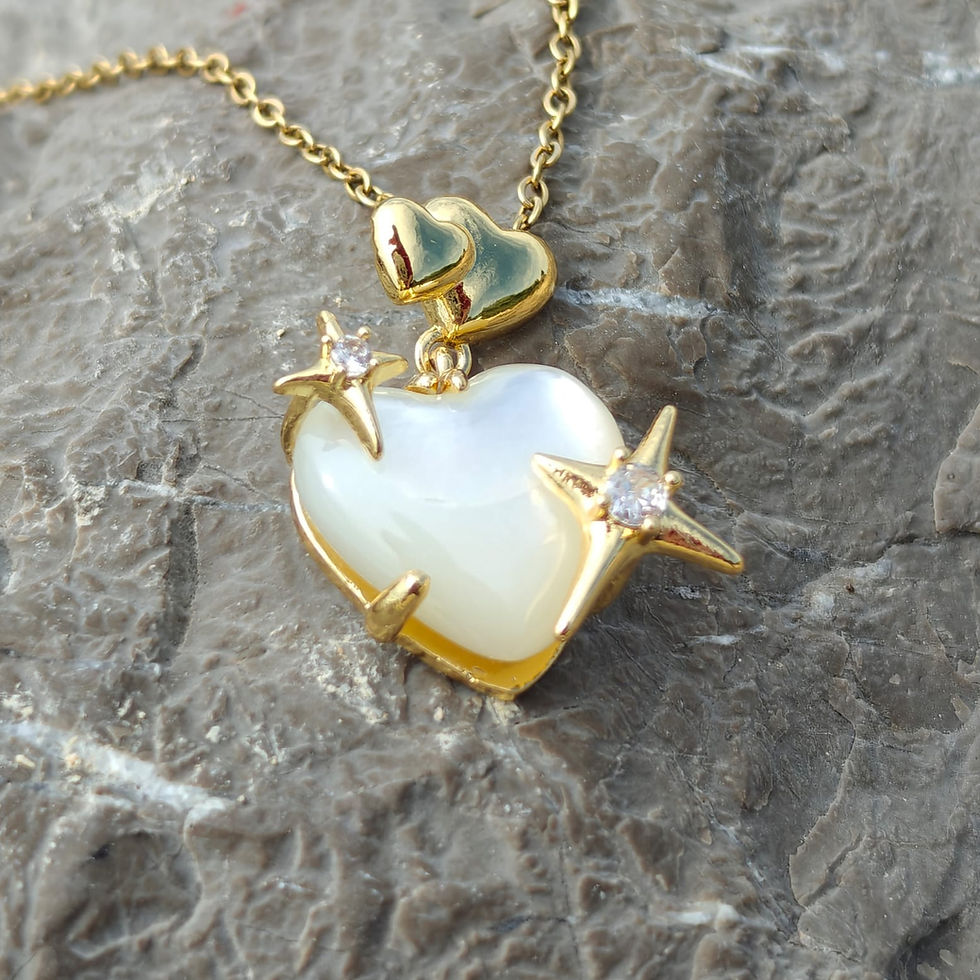 Collier cœur en nacre de Tahiti blanche avec étoiles zirconium en acier inoxydable plaqué or – Vue Zoom