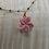 Miniature : collier fleur de frangipanier des îles nacre rose de Dawa Création. Vue de face