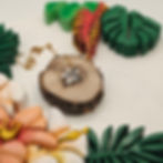 Pendentif fleur de frangipanier en nacre de Tahiti foncée aux reflets verts et rouges _ Vue d'ensemble